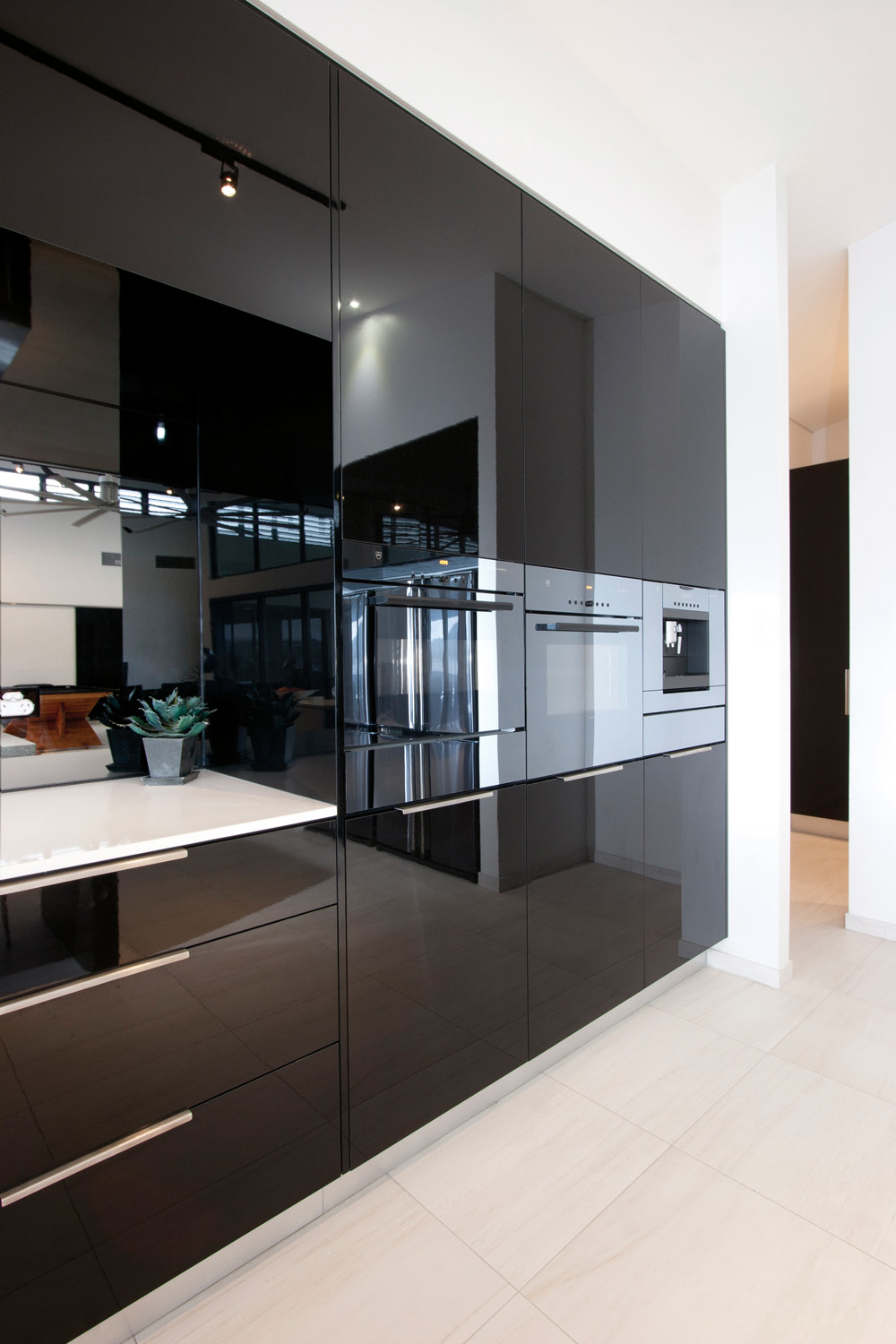 Tủ bếp Acrylic màu đen đẹp